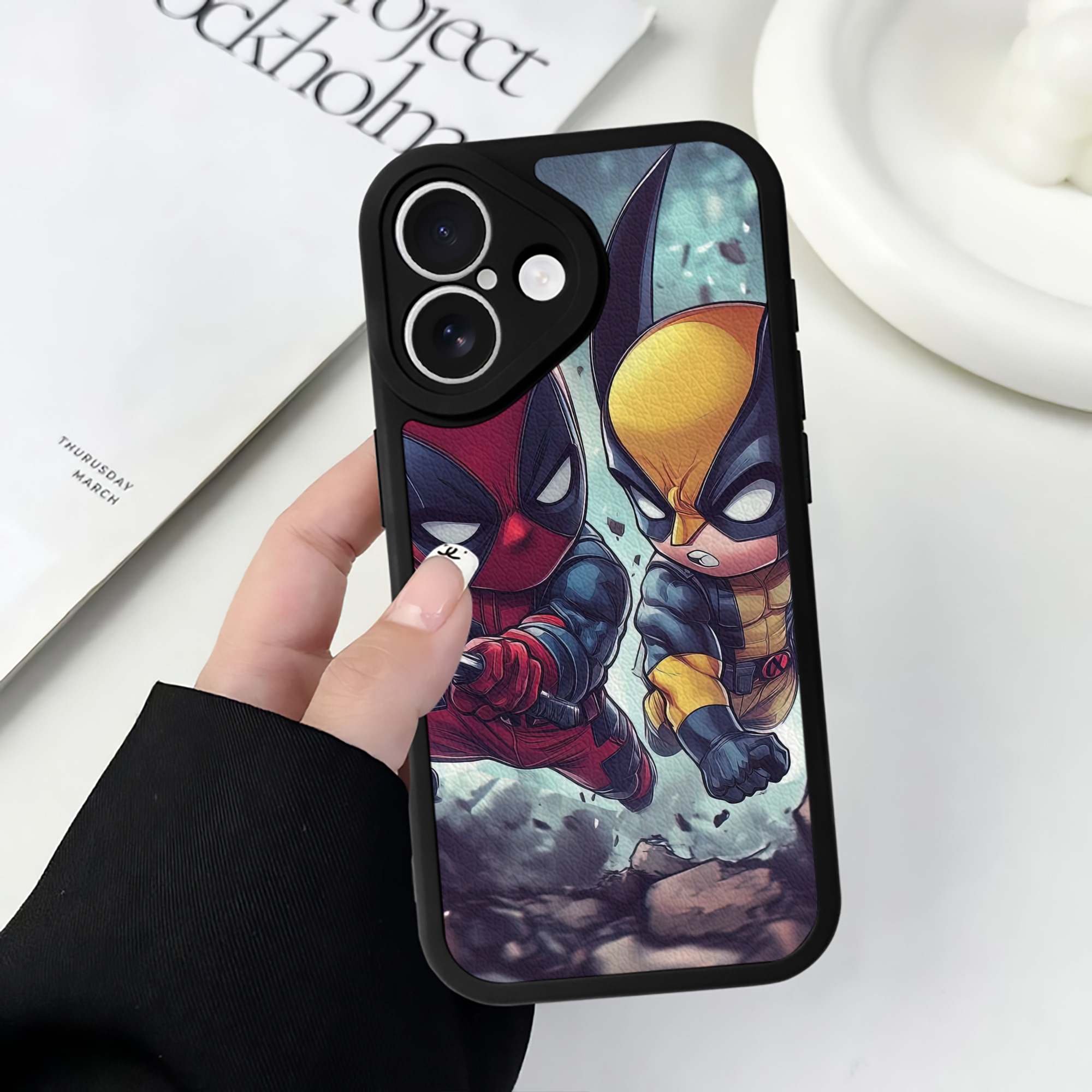（画像用） Deadpool デッドプール 【iPhone 16シリーズ対応】シリコンスマホケース（レザー調） 材質：シリコン